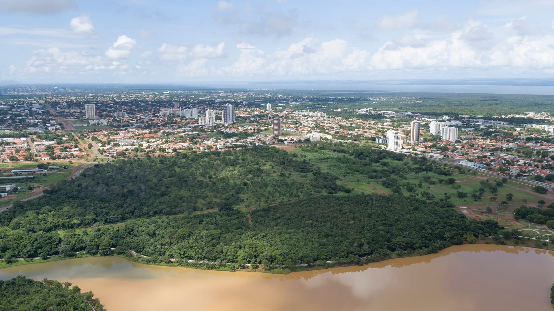 Vista aérea do Parque Cesamar, com mata de Cerrado entre a cidade e o lago
