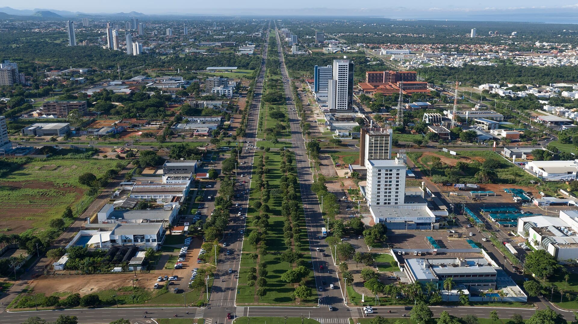 Vista aérea de Palmas com o canteiro central arborizado da Av. Teotônio Segurado